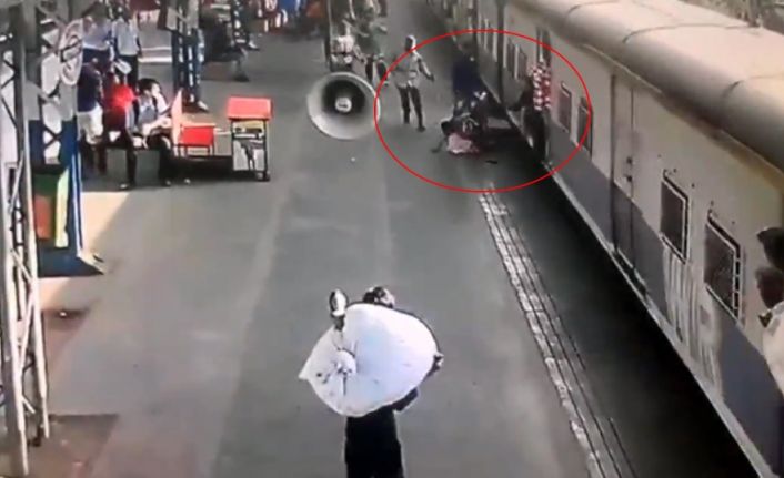 Hindistan’ın Mumbai şehrinde tren istasyonunda faciadan dönüldü. 