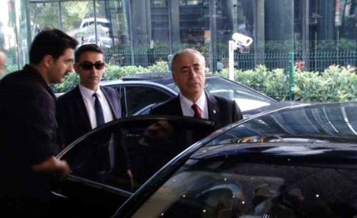 Galatasaray Başkanı Mustafa Cengiz, Kulüpler Birliği toplantısından erken ayrıldı. 