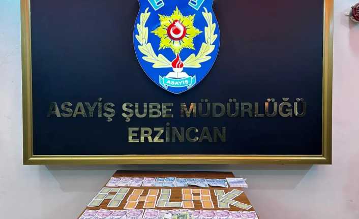 Operasyonda kumara konu iskambil kâğıtları, 3900 TL para, 100 Euro