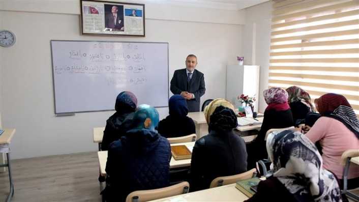 Erzincan’da Şekerci İsmail Yalçınkaya Kız Kur’an Kursunu ziyaret eden Erzincan