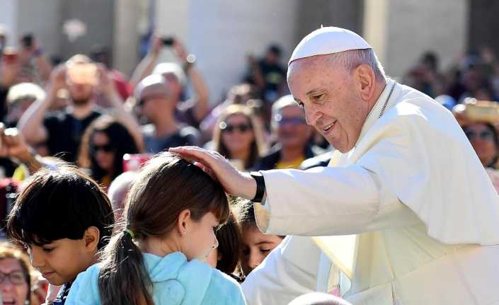 Katoliklerin dini lideri Papa Francis, kürtaj yaptırmanın sorunlu bir insanı