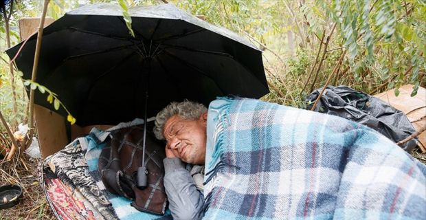 Geceleri, yol kenarındaki bir ağacın altında uyuyan ve küçük tezgahında