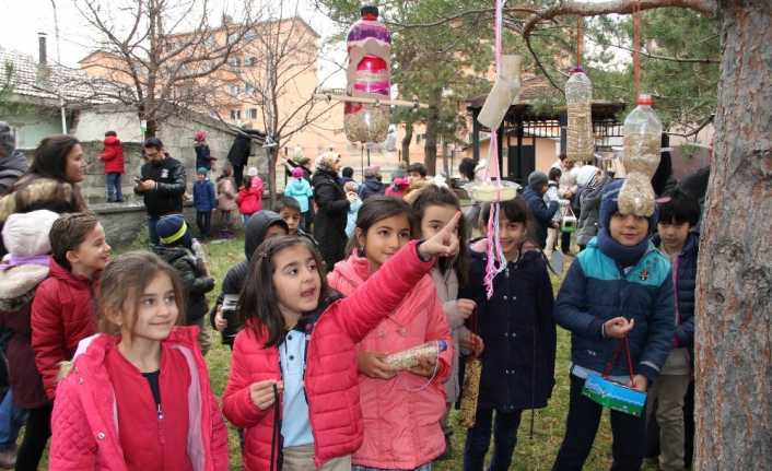 Erzincan’da ilkokul öğrencileri, kış aylarında yiyecek bulmakta sıkıntı yaşayan kuşlar