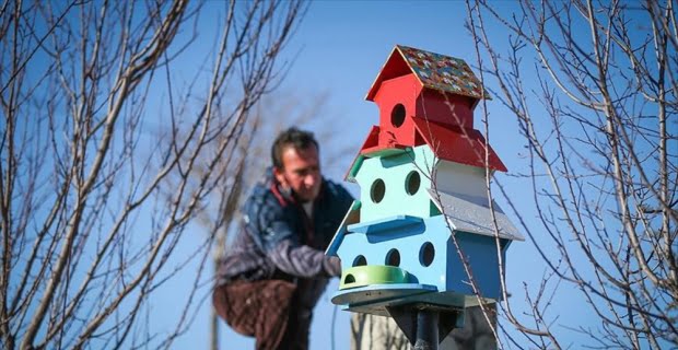 Van'ın Gürpınar Belediyesince, kuşların kışın soğuk havadan etkilenmemesi için yaptırılan