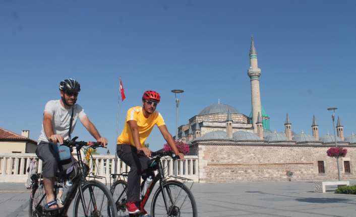 Makedonya’dan hacca gitmek üzere bisikletle yola çıkan iki arkadaş, yolculuklarının