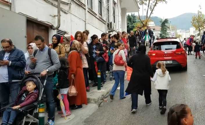 Bursa’da uzun tiyatro kuyruğunu görenler, bir iş yeri açılışında hediye