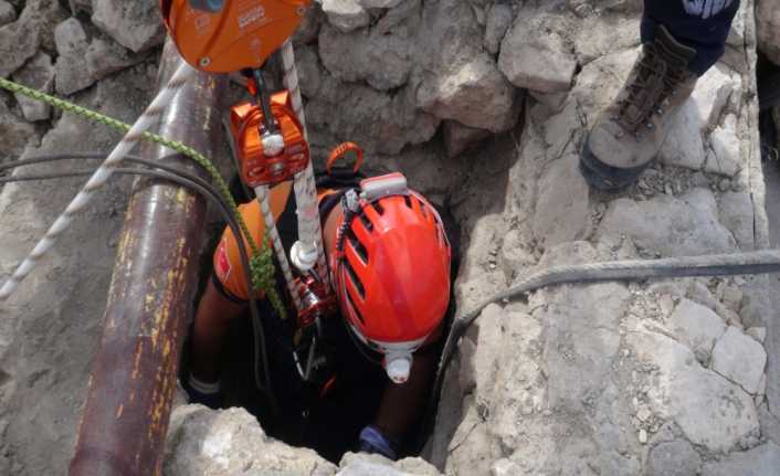 Aksaray’da 30 metrelik su kuyusunun dibindeki hortumu takmak için iple