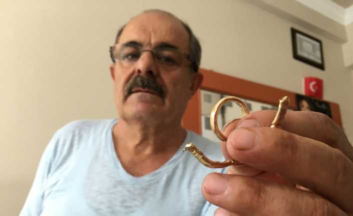 İzmir’de, hükümetin çağrısıyla ekonomi için vatandaşların döviz ve altın bozdurmasını
