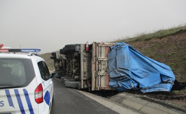Kuzey Marmara Otoyolu Çekmeköy mevkiinde bir tır yan yattı. Kazada