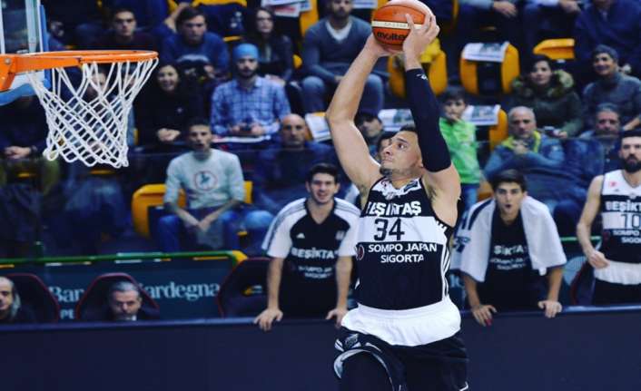 TOFAŞ Basketbol Takımı, Beşiktaş Sompo Japan forması giyen Amerikalı basketbolcu