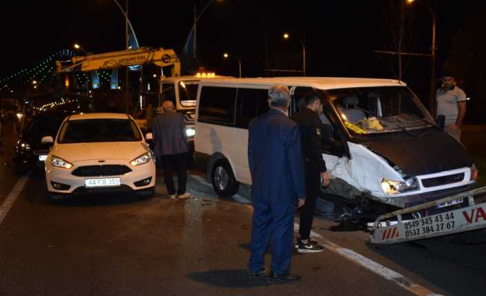 Malatya’da lastiği fırlayan ve sürücüsünün kontrolünden çıkan minibüs, iki otomobile