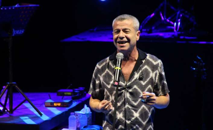 Ünlü sanatçı Levent Yüksel, Bodrum Antik Tiyatro’da konser verdi. Sevilen