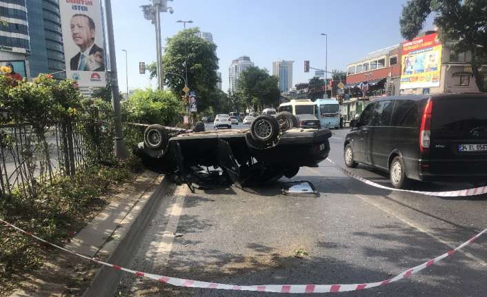 İstanbul Levent’te seyir halinde olan otomobil sürücüsü refüje çıkınca takla