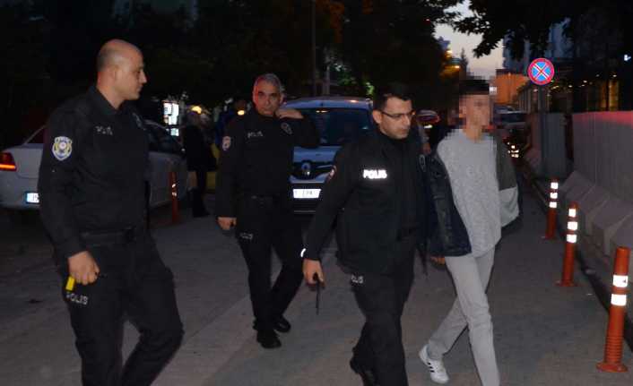 Adana’da okul çıkışında bir öğrenci, "yan bakma" meselesi yüzünden kavga