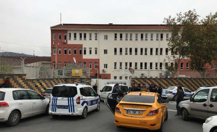 İstanbul Maltepe’de bir lisede yaşanan bıçaklı kavgada 2 öğrenci yaralandı.