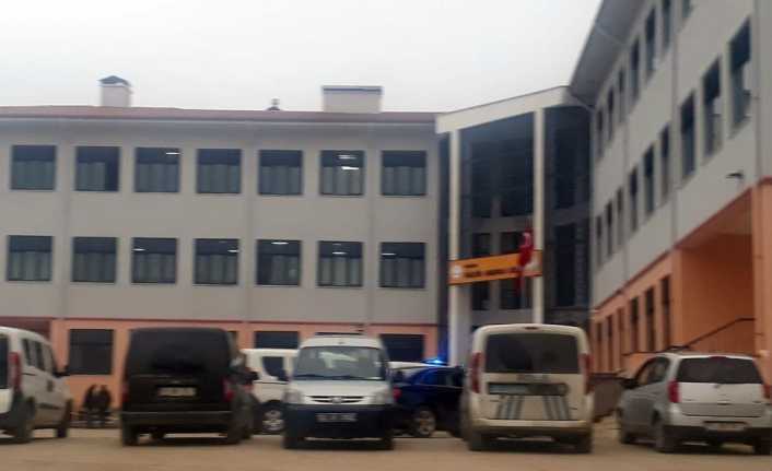 Kocaeli’nin Gölcük ilçesindeki lisenin 3. katta bulunan sınıfın penceresinden düşen
