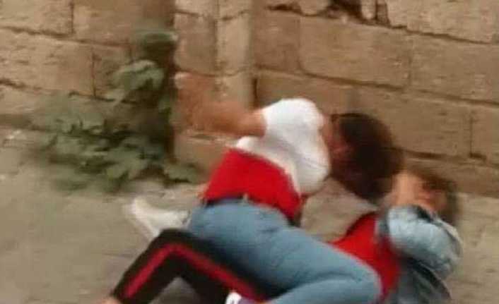 Şanlıurfa’da okul çıkışı buluşan lise öğrencisi iki kızın kavgası kameralara
