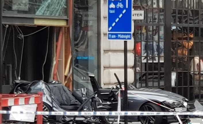 İngiltere’nin başkenti Londra’da polisten kaçan lüks otomobil otobüs durağına girdi.