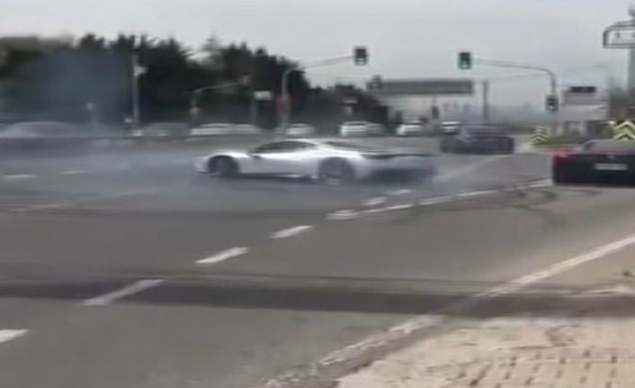 İstanbul Beykoz’da cadde üzerinde seyreden 3 lüks araç trafiği kapatarak