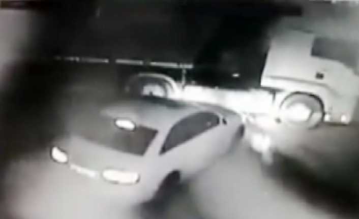 İstanbul Sultangazi’de lüks bir araçla gelip kurdukları düzenekle bir tırdan