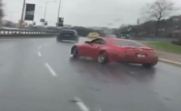 İstanbul Sarıyer’de lüks otomobilli iki maganda trafiğin altını üstüne getirdi.