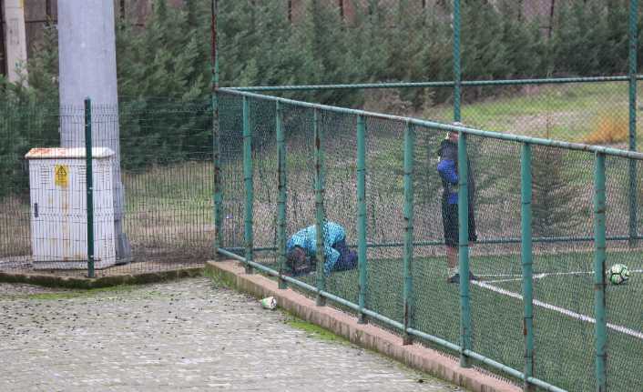 Karabük’te bir futbol karşılaşması öncesi namaz kılan oyuncunun görüntüsü sosyal