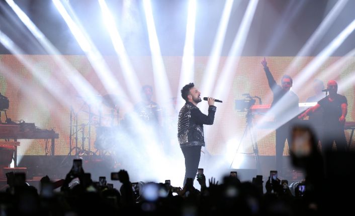 Ünlü sanatçı Tarkan, Düseldorf kentinde unutulmaz bir konser verdi. Yaklaşık