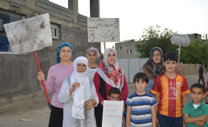 Mardin’in Artuklu ilçesinde kadınlar, mahallelerindeki kireç fabrikasının bacasından çıkan duman