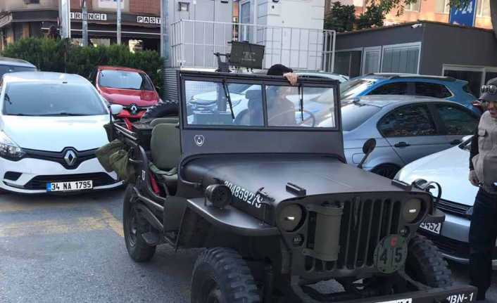 Haliç Köprüsü’nden üzerindeki maket uçaksavarla trafikte seyreden araç, polis ekiplerini