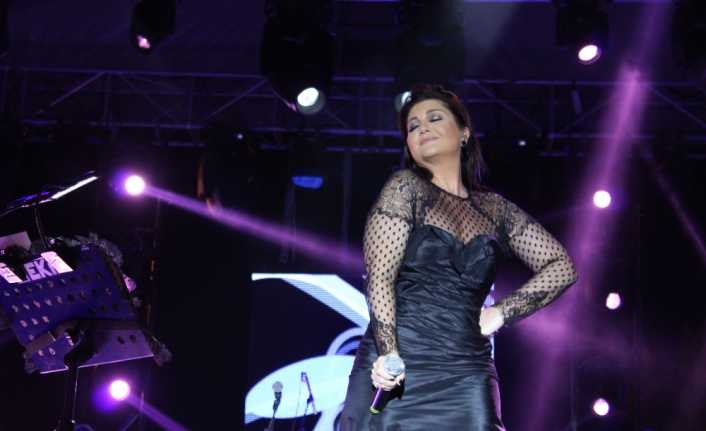 İzmir’in Menderes Belediyesi tarafından ikincisi düzenlenen Gümüldür Mandalina Festivali, renkli
