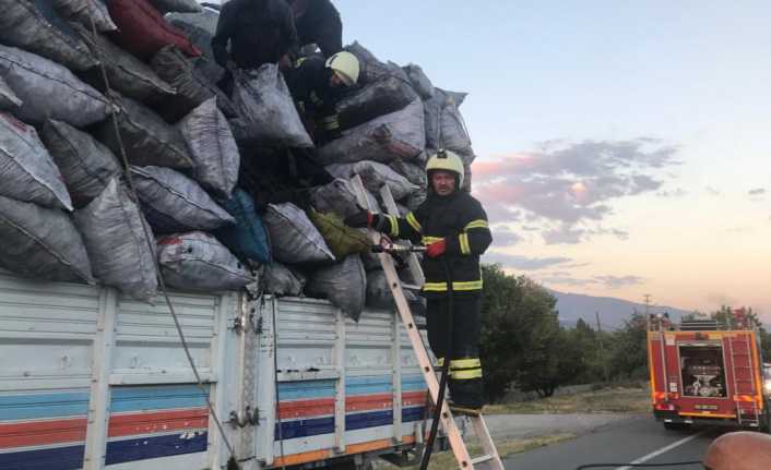 Erzincan’da mangal kömürü taşıyan tırda yangın çıktı