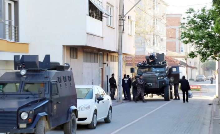 Manisa’nın Akhisar ilçesinde, çeşitli suçlara karıştığı tespit edilen ve uzun