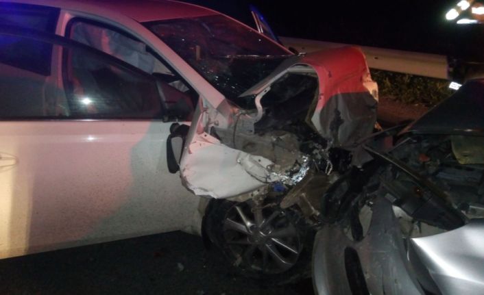 Manisa’nın Akhisar ilçesinde 3 aracın karıştığı trafik kazasında 2 kişi