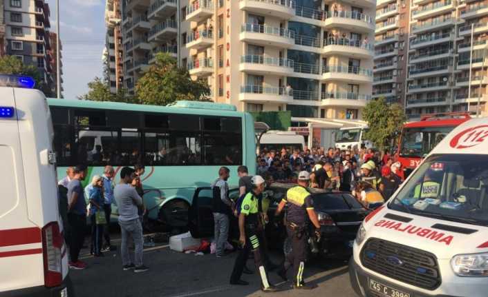 Manisa’da halk otobüsü, öğrenci servisi ve bir otomobilin karıştığı zincirleme