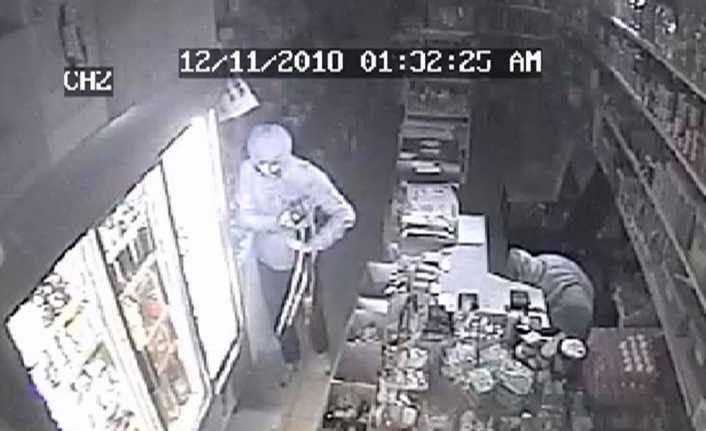 Adana’da levye ile kilidini kırdıkları marketten para, deterjan ve gıda