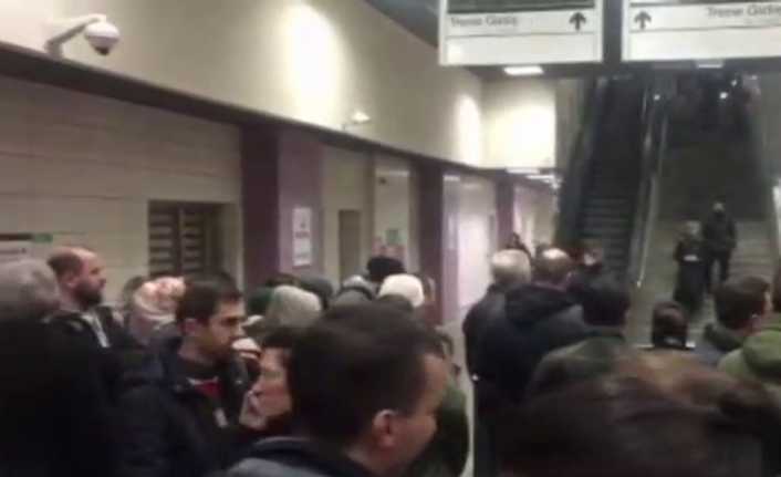 Marmaray’da teknik bir arızadan dolayı seferler yapılamıyor. 