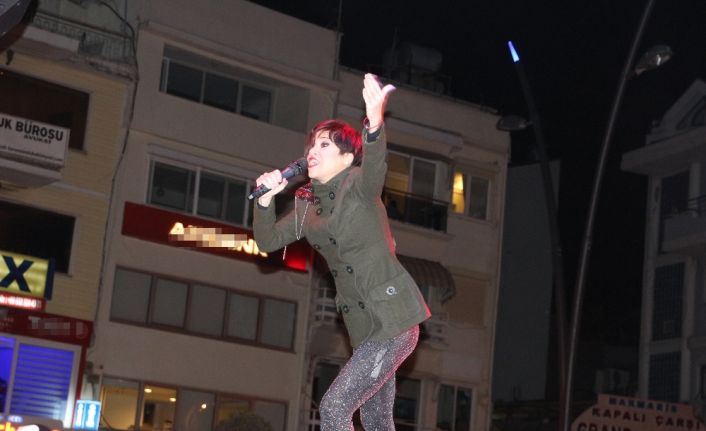 Ünlü şarkıcı Aydilge, Marmaris’te konser verdi. Kent merkezindeki konsere ilgi