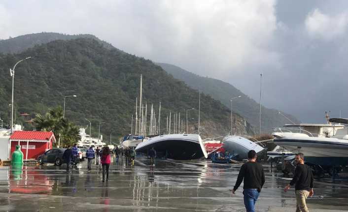 Muğla’nın Marmaris ilçesinde oluşan hortum nedeniyle vatandaşlar korku dolu anlar