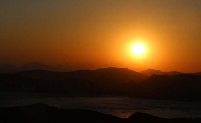 Muğla’nın Marmaris ilçesinin Söğüt Mahallesi’nde, gün batımı izleyenleri adeta büyülüyor.