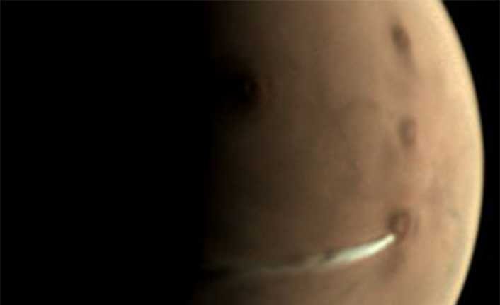 Mars’ta bulunan Arsia Mons Yanardağı üzerinde görülen bulutun esrarı çözüldü.