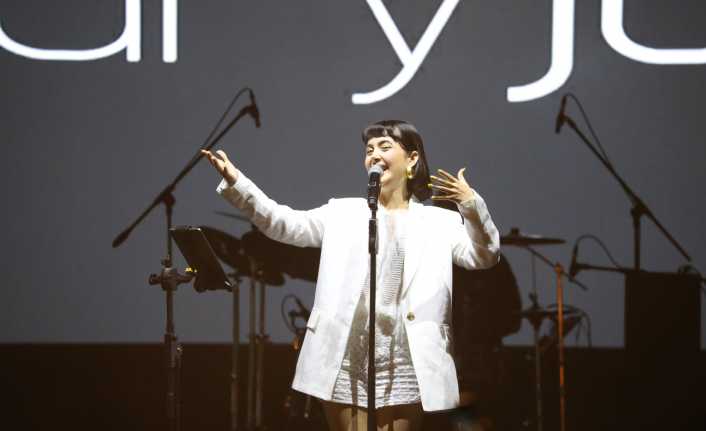 Mary Jane, farklı tarzdaki eski şarkıları seslendirerek Erzincanlılara müzik ziyafeti