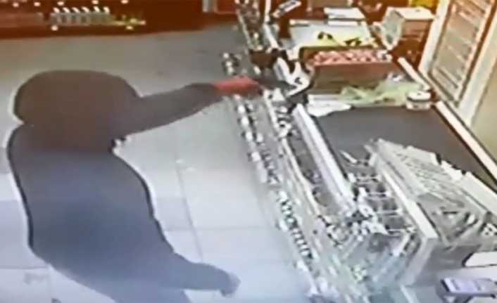 İstanbul Maltepe’de maske takarak girdiği 3 marketi soyan silahlı şahıs