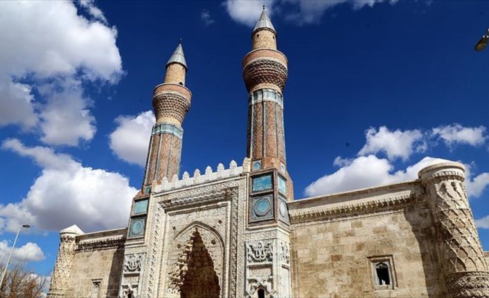 Adını üzerindeki gök mavisi çinilerinden alan, "Mavi Medrese" olarak da