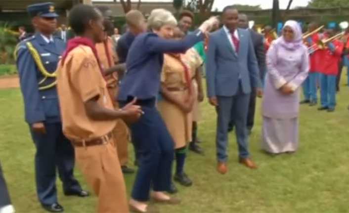 Güney Afrika’da gerçekleştirdiği dans ile eleştirilerin hedefi olan İngiltere Başbakanı