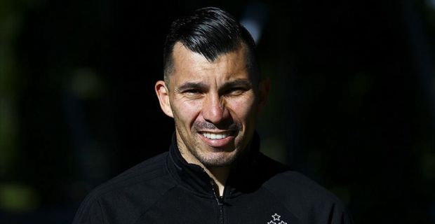 Beşiktaş'ın Şilili milli futbolcusu Gary Medel, Cenk Tosun'un İngiliz ekibi