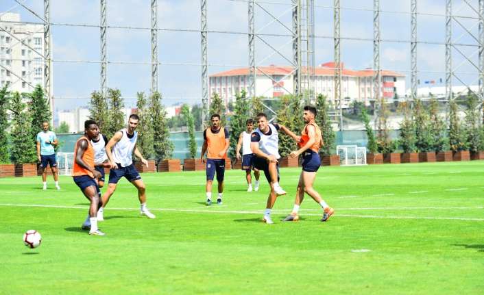 Medipol Başakşehir yeni sezon hazırlıklarını bugün yaptığı antrenmanla sürdürdü. Tedavi