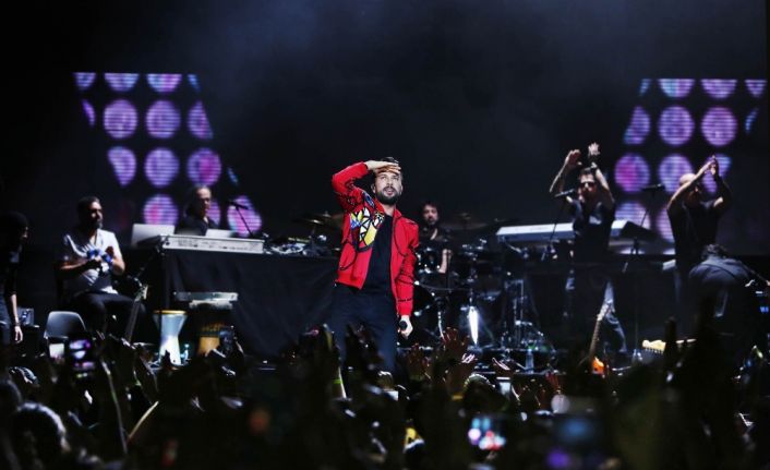 Almanya’daki sevenleriyle buluşan Megastar Tarkan, yedi konserden oluşan turnenin ilk