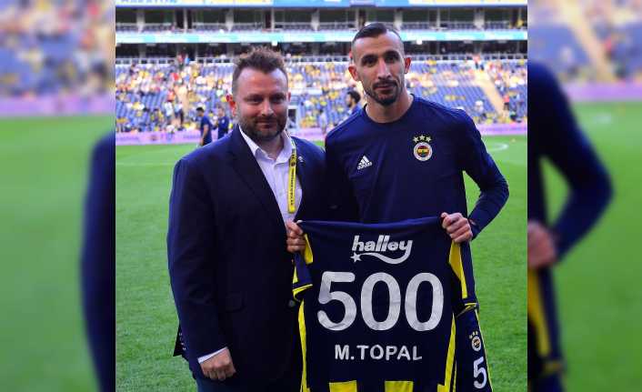 Fenerbahçeli futbolcu Mehmet Topal’a 500. maçıyla alakalı forma hediye edildi.