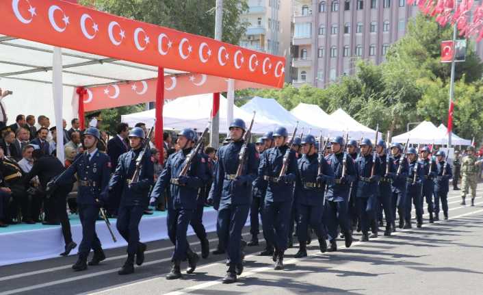 Diyarbakır’da Zafer Bayramı töreni sonrası askerler, “Şehitler ölmez, vatan bölünmez”