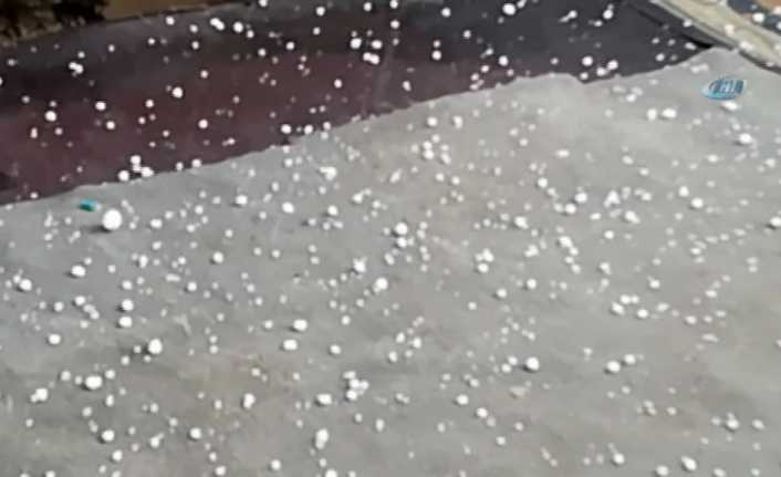 Kutsal toprak Mekke’de ceviz büyüklüğünde dolu yağdı.